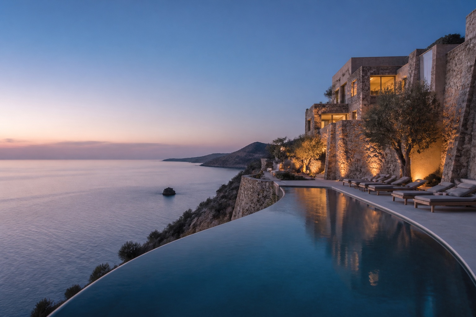 Ege kıyısında deniz manzaralı infinity pool